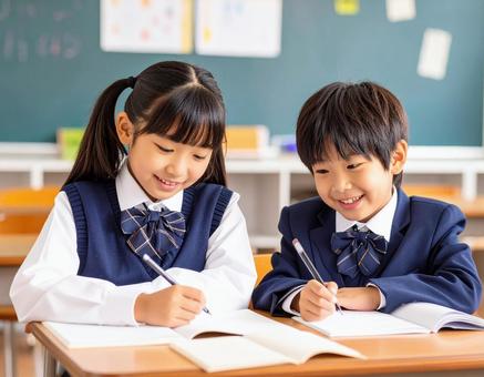 学校の教室で勉強している小学生2人 学校の教室で勉強している小学生2人の写真