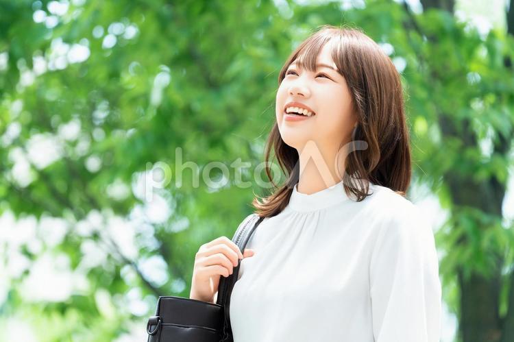屋外を歩く笑顔の女性・ビジネスウーマン 女性,歩く,夏の写真素材