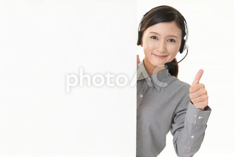 ホワイトボードを持つ笑顔のオペレーター 女性,オペレーター,女の写真素材