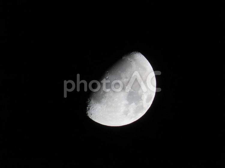中秋の名月へと向かう半月 月,半月,月齢9の写真素材