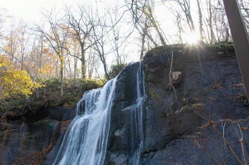 秋の鱒見の滝に光がさす 滝,水,自然の写真素材