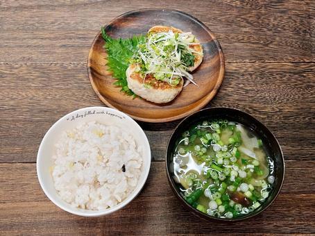 雑穀ご飯と味噌汁のヘルシーな食事① 雑穀ご飯と味噌汁のヘルシーな食事① マグロの豆腐ハンバーグ,豆腐ハンバーグ,魚ハンバーグの写真素材