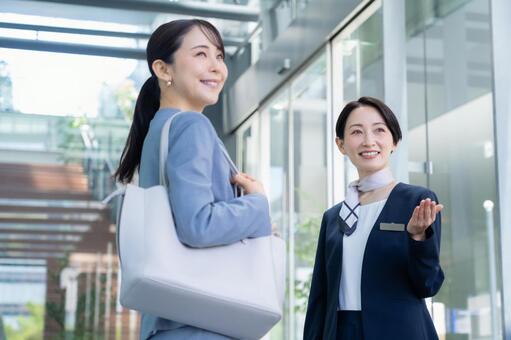 オフィス案内するコンシェルジュ 受付,コンシェルジュ,ビジネスの写真素材