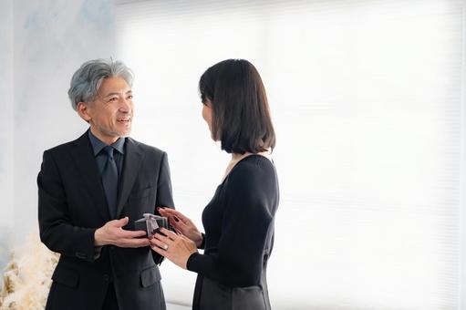 男性が女性にプレゼントを差し出すシーン	 プロポーズ,結婚,婚約の写真素材