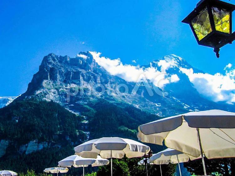 スイスアルプスの山々を眺める絶景  スイス,外国,海外の写真素材