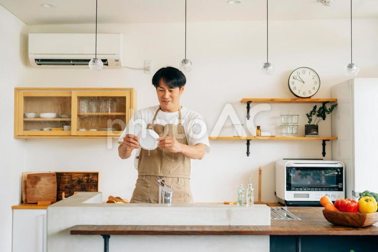 洗い物をする男性（笑顔） 洗い物,食器,食器洗いの写真素材