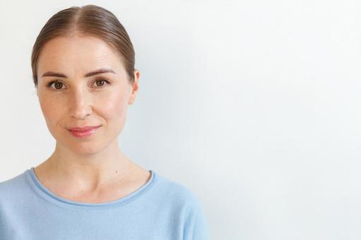 水色のカットソーの女性（白背景） 女性,外国人,欧米人の写真素材
