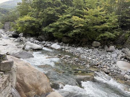 荒々しい山中の川 荒々しい山中の川の写真