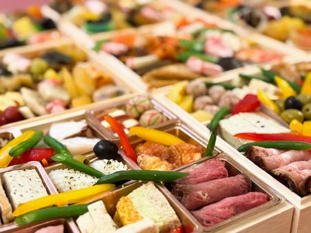 彩り豊かに盛り付けられた豪華なおせち料理 彩り豊かに盛り付けられた豪華なおせち料理の写真