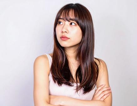 腕を組んだ女性 腕を組んだ女性の写真