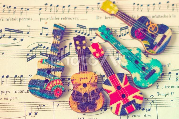 ミニチュアのギターと譜面で音楽イメージ ギター,楽器,音符の写真素材