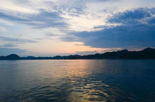 夕暮れの海の写真