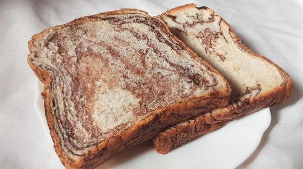 チョコが練りこまれた食パン２枚・2 食パン,パン,食事の写真素材