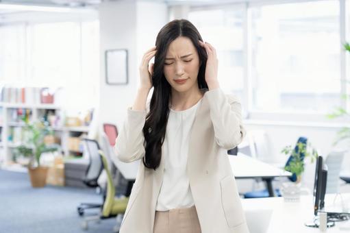 オフィスで体調が悪くなるビジネスウーマン ビジネス,女性,オフィスの写真素材