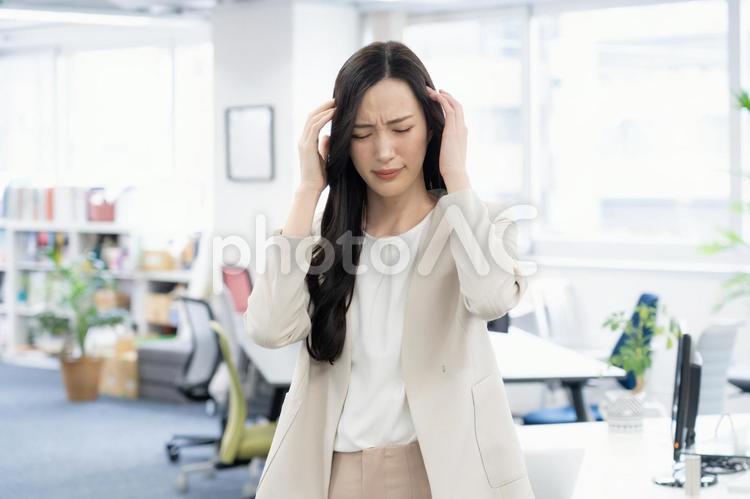オフィスで体調が悪くなるビジネスウーマン ビジネス,女性,オフィスの写真素材