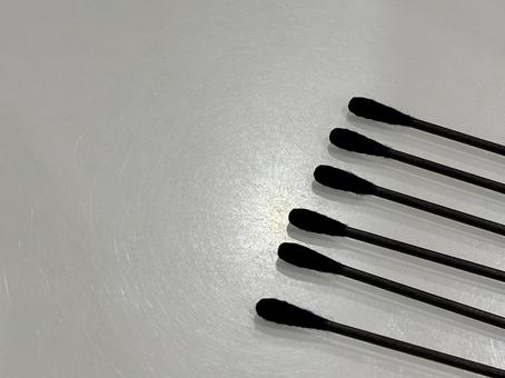 並べられた綿棒 並べられた綿棒の写真