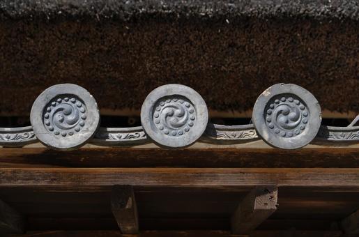 尼崎の森中央緑地の茅葺き民家の丸瓦アップ 茅葺き,民家,古民家の写真素材