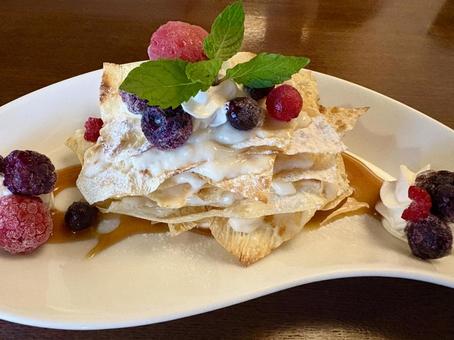 湯葉のミルフィーユ 中 湯葉のミルフィーユ 中 ミルフィーユ,ケーキ,湯葉の写真素材