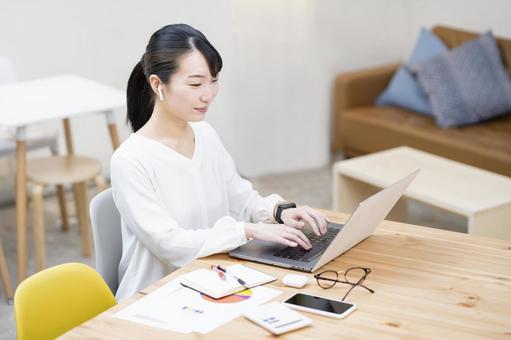 A woman working in a casual space, женщина, дистанционная работа, пк, JPG