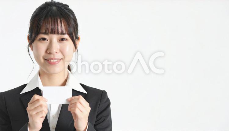 白い名刺を見せる女性（名刺部分書換え用） 女性,ビジネス,ビジネスウーマンの写真素材