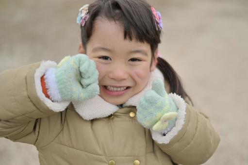 Girl wearing a coat and gloves and laughing vigorously 2, senyawa, a bocah, ing mangsa, JPG