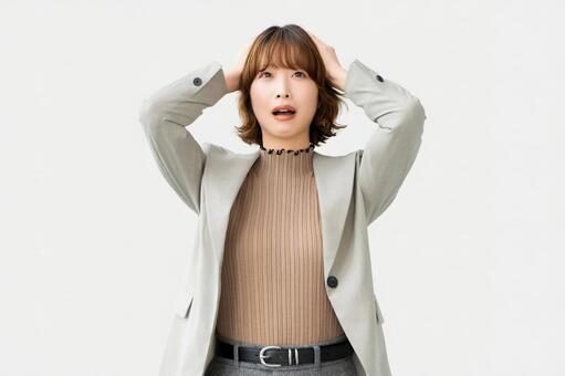 頭を抱えて困る女性・ビジネスウーマン 女性,人物,困るの写真素材