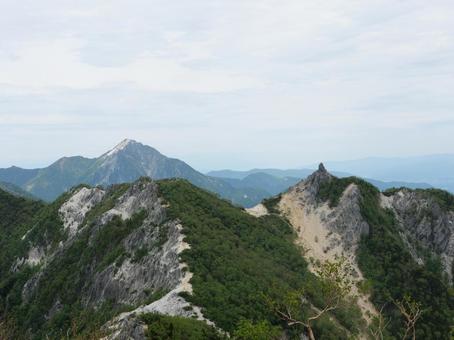 地蔵ヶ岳のオベリスクと甲斐駒ヶ岳 地蔵ヶ岳のオベリスクと甲斐駒ヶ岳の写真