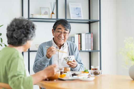 朝食を食べるシニアの夫婦 食事,食卓,シニアの写真素材