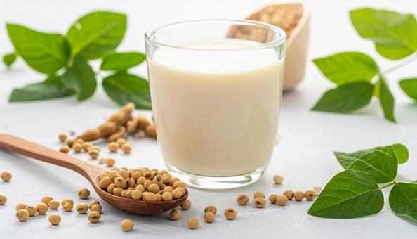 白背景に豆乳と大豆の写真