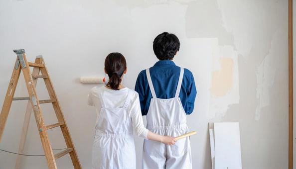壁の塗装をする日本人の男女の後ろ姿 壁の塗装をする日本人の男女の後ろ姿の写真