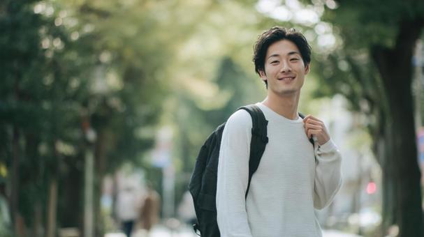 笑顔の20代男性の写真