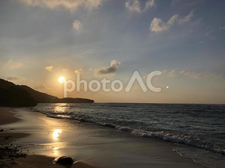 仕事帰りに見かけた夕日 南国,離島,南の島の写真素材