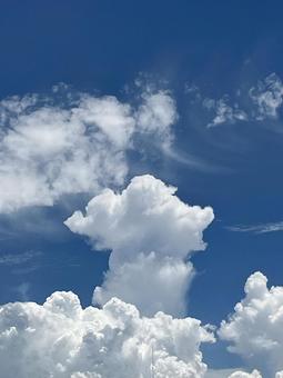 真夏の青空に浮かぶ入道雲 真夏の青空に浮かぶ入道雲の写真