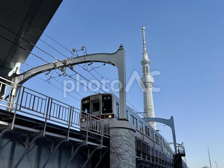 東武伊勢崎線とスカイツリー jr,高層建築,電線の写真素材