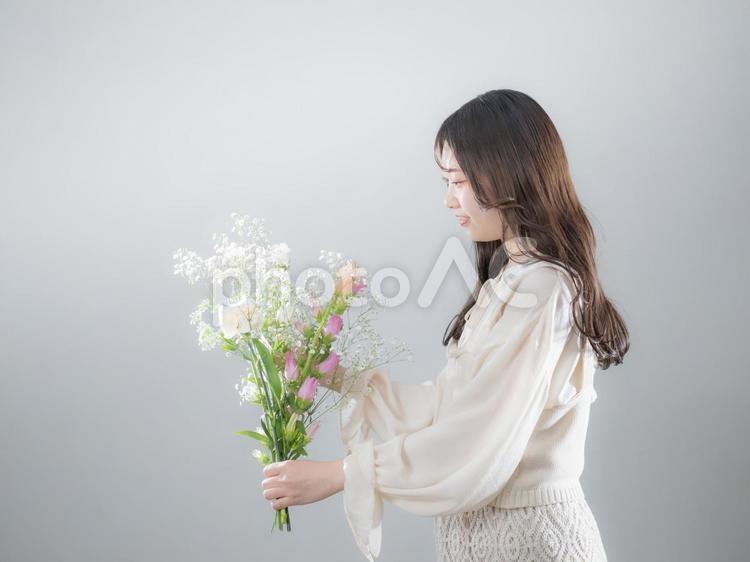 24：花束を持つ女性 女性,女の子,人物の写真素材