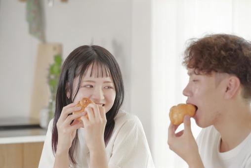 おやつの時間を楽しむ若いカップル おやつの時間を楽しむ若いカップル おやつ,間食,ティータイムの写真素材