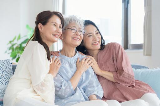 リビングでくつろぐシニアの女性の友達 女性,シニア,友達の写真素材