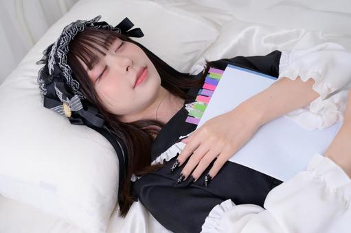 ノートを持って眠る地雷系女子 ノートを持って眠る地雷系女子 日本人,睡眠,眠るの写真素材