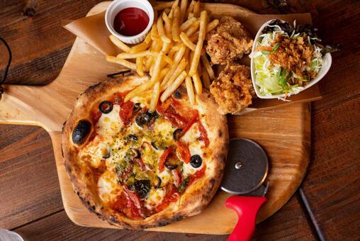 ピザとフライドポテトの盛り合わせ ピザ,フライドポテト,唐揚げの写真素材