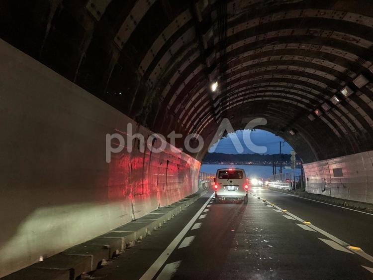 夕暮れのトンネル トンネル,道路,ドライブの写真素材