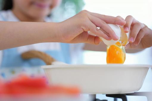 フライパンの上で卵を割る料理シーン 卵,生卵,フライパンの写真素材