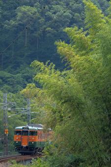 伯備線 備中川面 湘南色電車 伯備線 備中川面 湘南色電車 伯備線,国鉄型,湘南色の写真素材