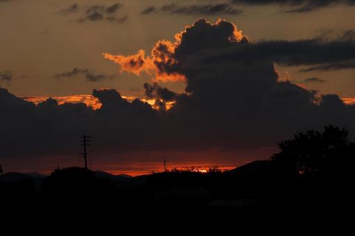 夏の雲と夕日 夏の雲と夕日の写真