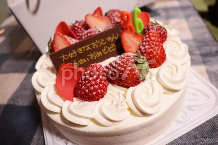 ケーキ　ショートケーキ　誕生日　苺　お父さん　生クリーム　テキストスペース　コピースペース　パパ　36歳 誕生日,ホール,ケーキの写真素材