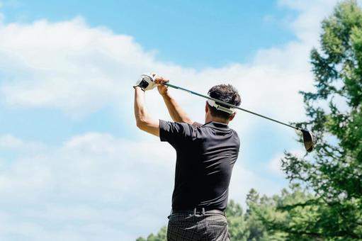 ゴルフ場でドライバーショットを打つ男性 ゴルフ場でドライバーショットを打つ男性 ゴルフ,ゴルファー,バックショットの写真素材