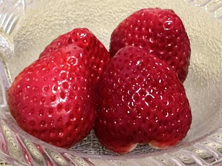 いちご盛り4個 いちご盛り4個 美味しい,おやつ,デザートの写真素材