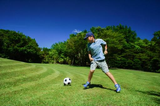 <素材>公園で元気にサッカーをする男の子 <素材>公園で元気にサッカーをする男の子 子供,男性,人物の写真素材