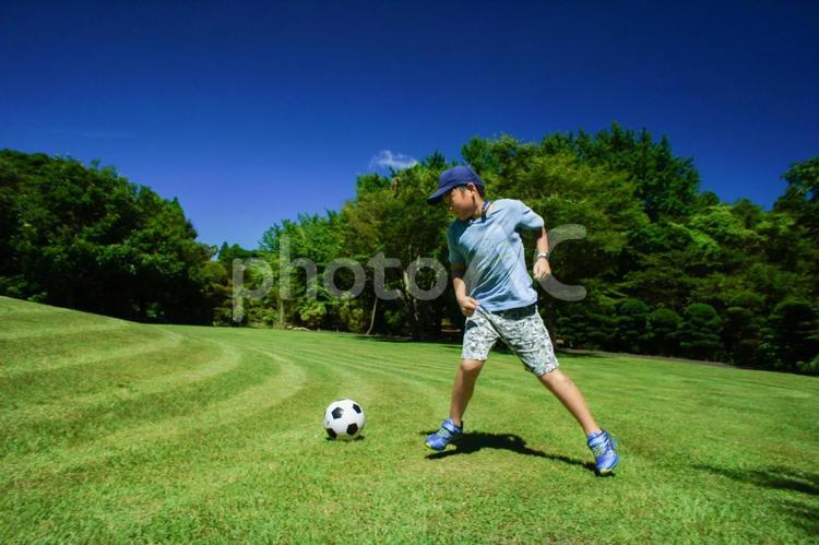 ＜素材＞公園で元気にサッカーをする男の子 子供,男性,人物の写真素材
