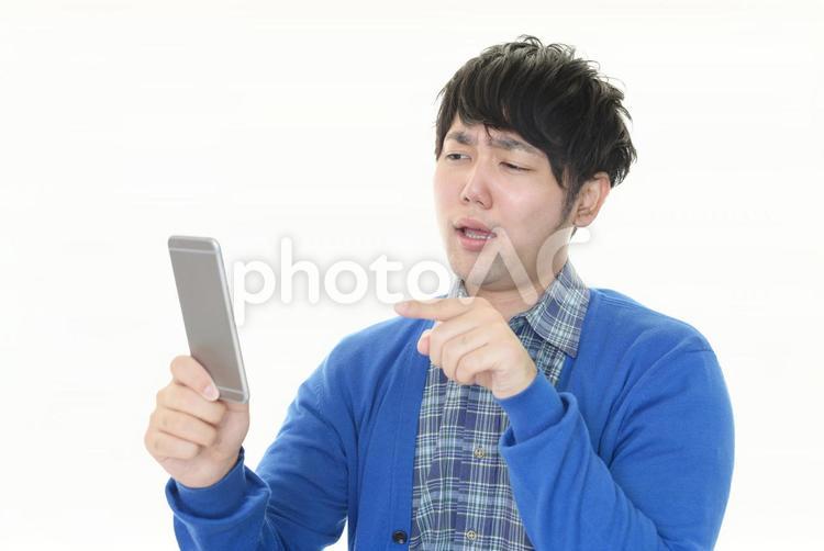 スマートフォンを持つ男性 スマホ,スマートフォン,アイフォンの写真素材
