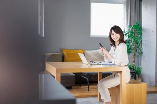 在宅勤務をする若いビジネスウーマン 在宅勤務をする若いビジネスウーマン 投稿,ノマド,フリーランスの写真素材